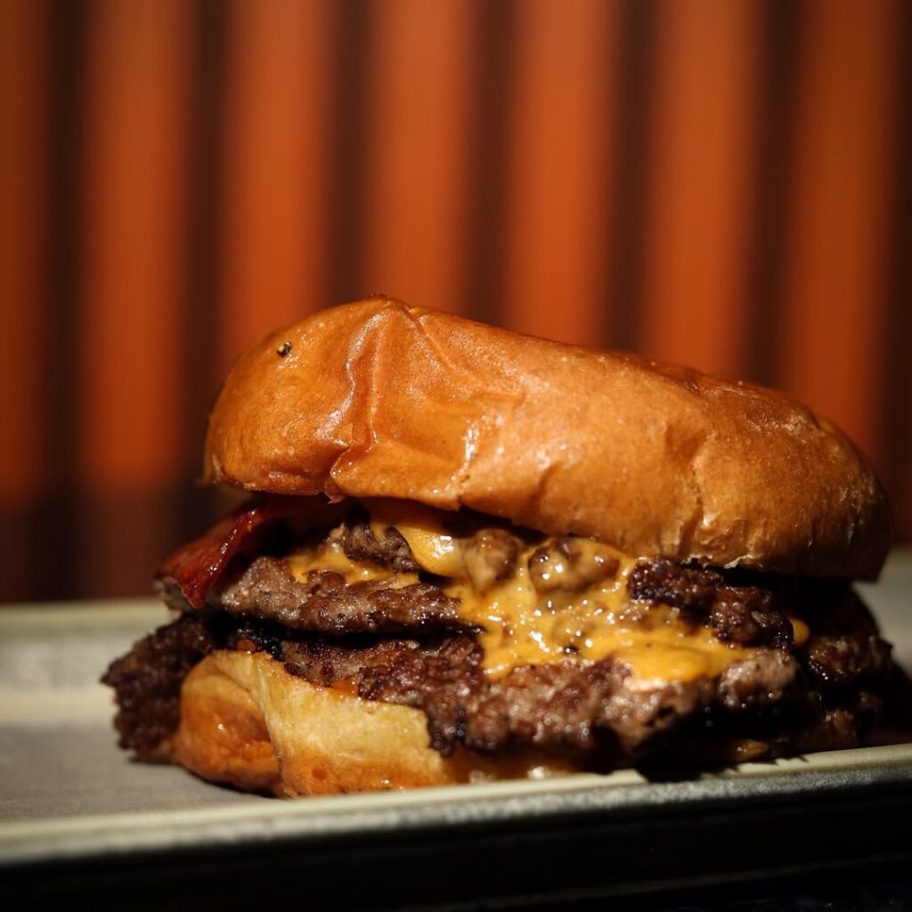 our mac & cheese 🧀 smash burger